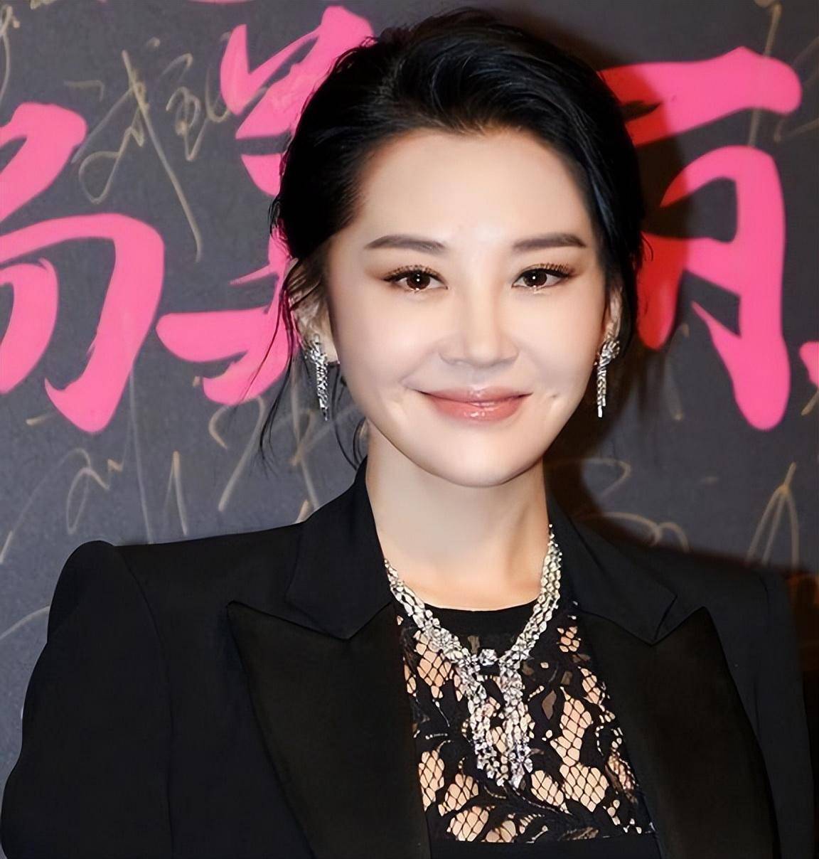 许晴被网友们称为"不老女神",她的风情万种让华晨宇都为之着迷