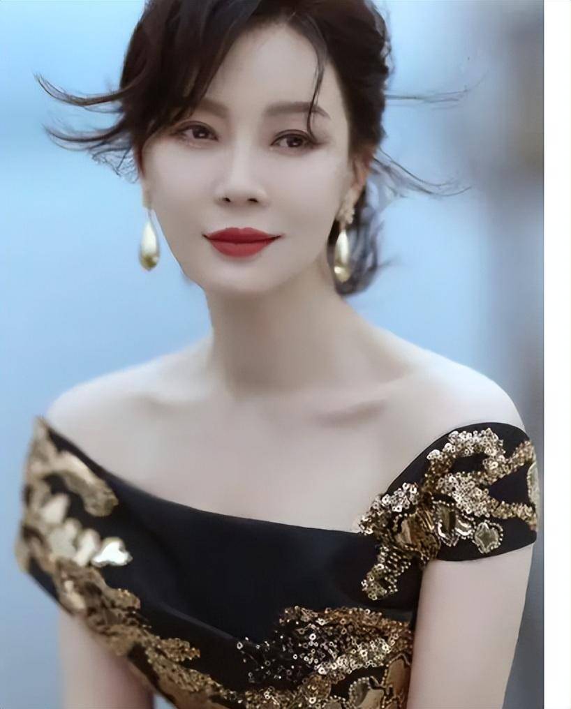 陈数实现跨界"演出"!47岁的她解锁新身份,公开亮相太"