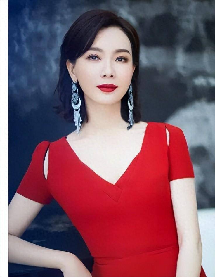 陈数实现跨界"演出"!47岁的她解锁新身份,公开亮相太"