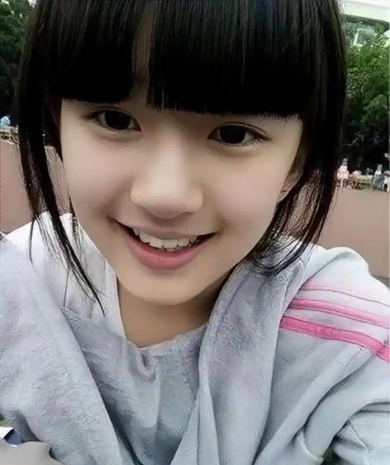 赵露思新杂志"丑爆"了!姿势被"奴化",像极了当初的lisa