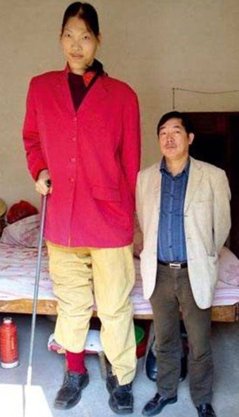 世界第一女巨人:比姚明高14cm,穿78码鞋,每天吃两斤米