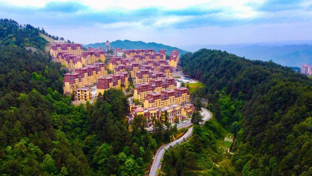 枕泉翠谷避暑房位于贵州省北部的革命老区,遵义市桐梓县楚米镇麚角山