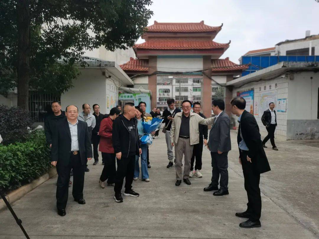 上海振兴江西促进会马仲器一行莅临我校开展助教助学公益活动