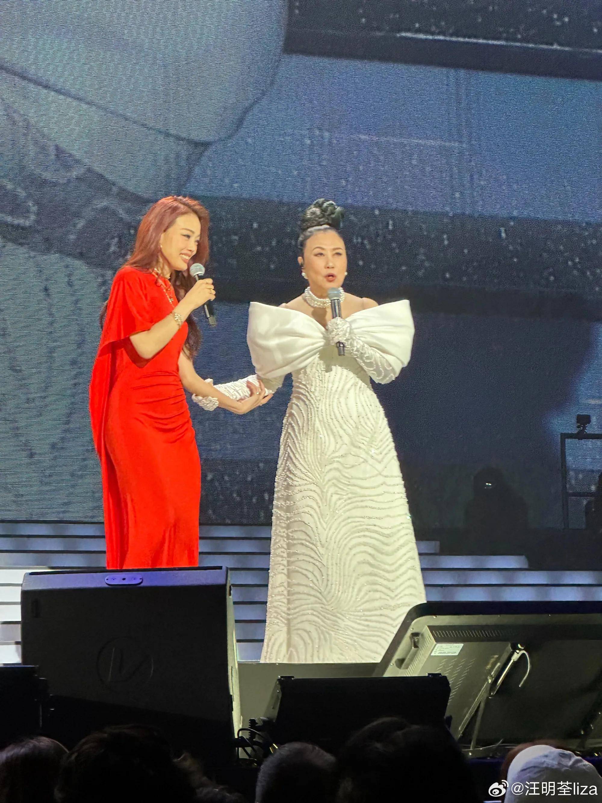 无儿无女老了不甘寂寞打扮时尚开演唱会气质高雅