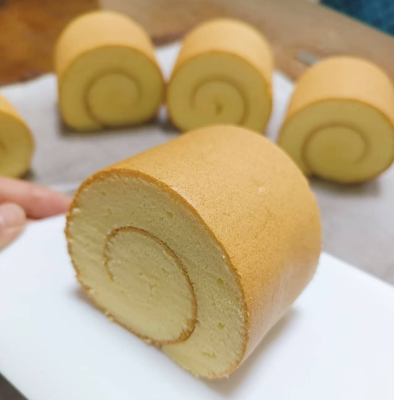 戚风蛋糕卷制作全攻略:甜蜜旋风来袭!