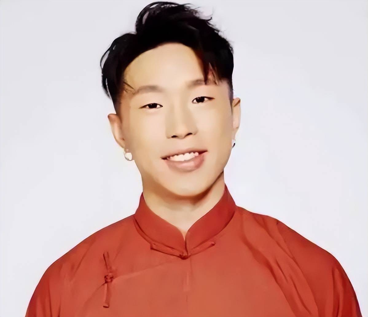 朱云峰艺名烧饼,近日被任命为德云社副总经理,引发广泛关注