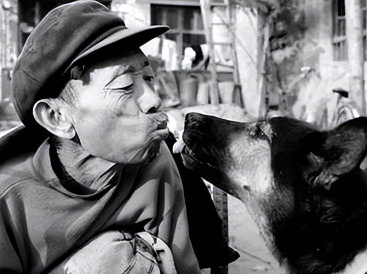 1993年参演谢晋电影《老人与狗》的演员,拍完后,人与狗皆枪毙