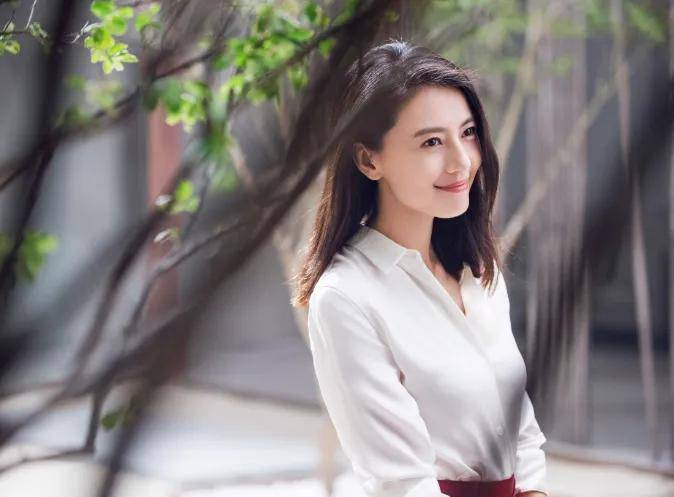 即便随着岁月流逝,高圆圆依旧保持着不食人间烟火的美,面对娱乐圈的"