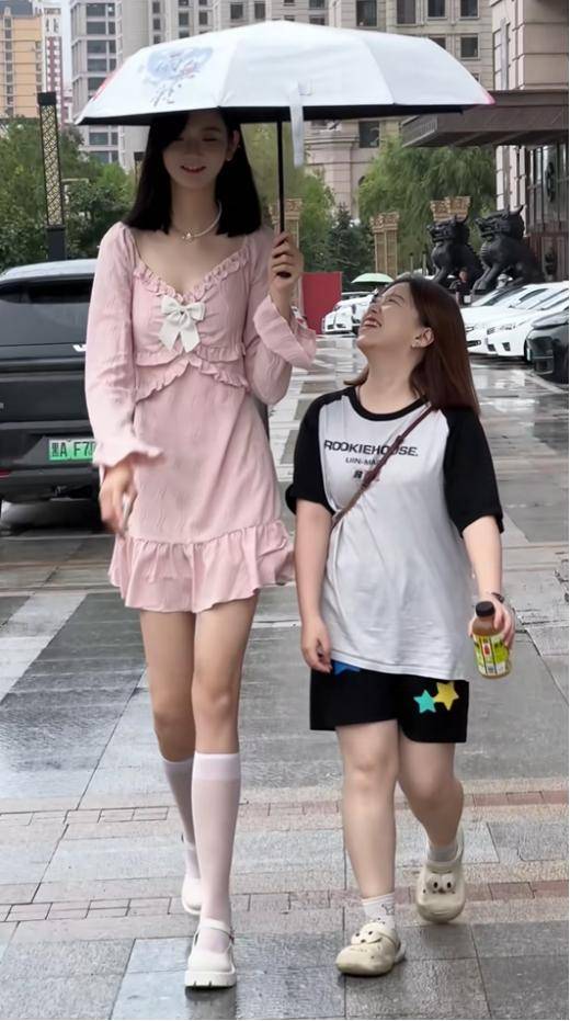 女孩身高2米26貌美如花,妈妈天天发愁:白长这么漂亮,没人敢追