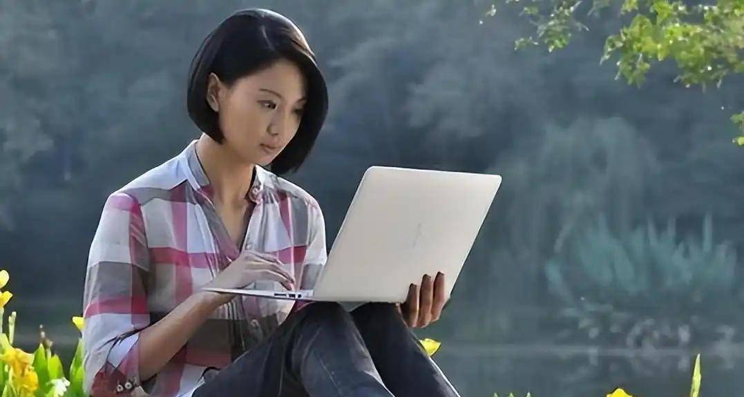 在军事题材剧《狙击生死线》里扮演了一位名叫林冬儿的医生