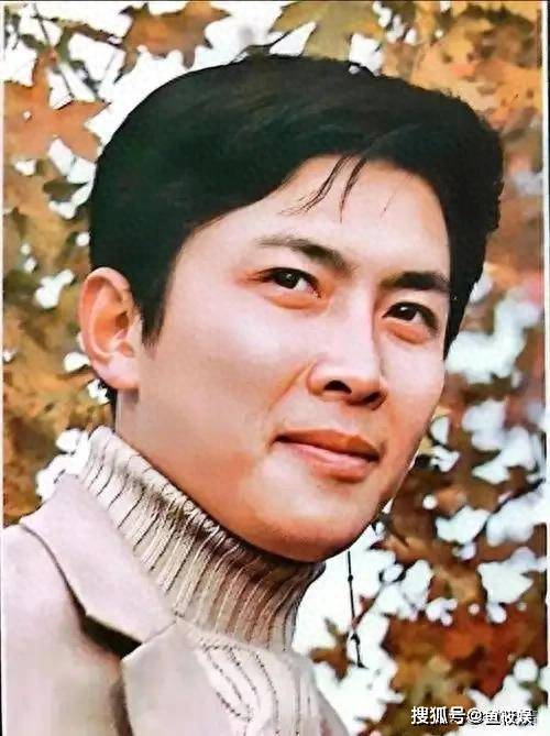 72岁唐国强近照,嘴巴紧闭脸部发黑,老到认不出,走路小心翼翼