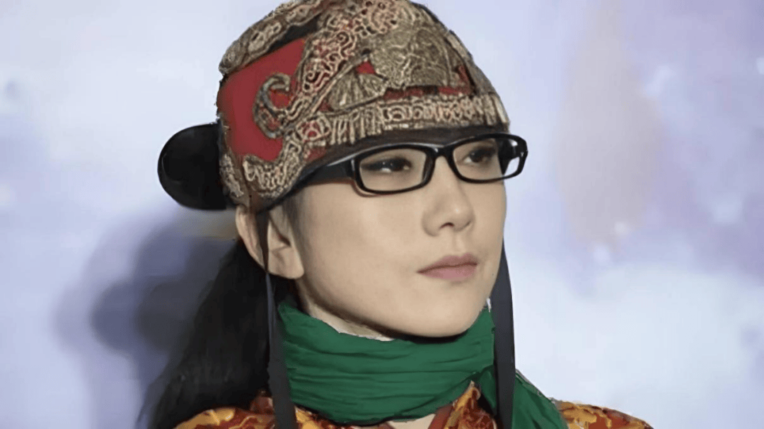 离婚22年,65岁杨丽萍也老了,仙气全无,拄拐杖出行,连宝贝指甲也剪了!