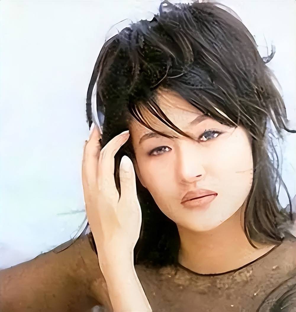 23岁上春晚一夜成名,最后因一个巴掌付出生命_谢津_坠楼_女歌星