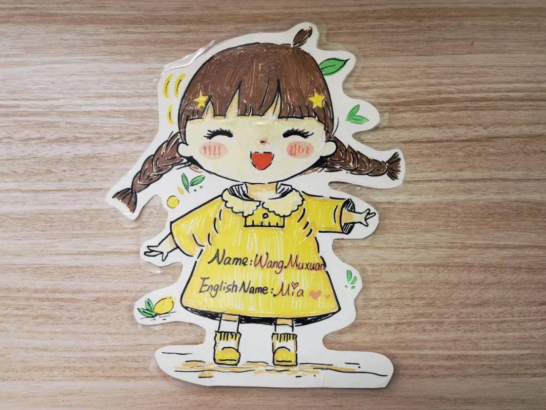 学生们热情参与,他们用画笔精心绘制自画像,五彩斑斓的色彩展现出孩子