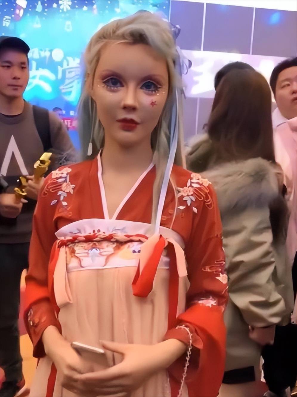 五年前,那个把自己整成"真人芭比"的网红迪丽拉,现在后悔吗?