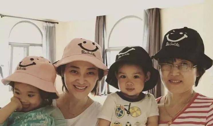 曾剑:娶二婚演员妻子梅婷,婚后生一儿一女,一家四口幸福甜蜜_盲人