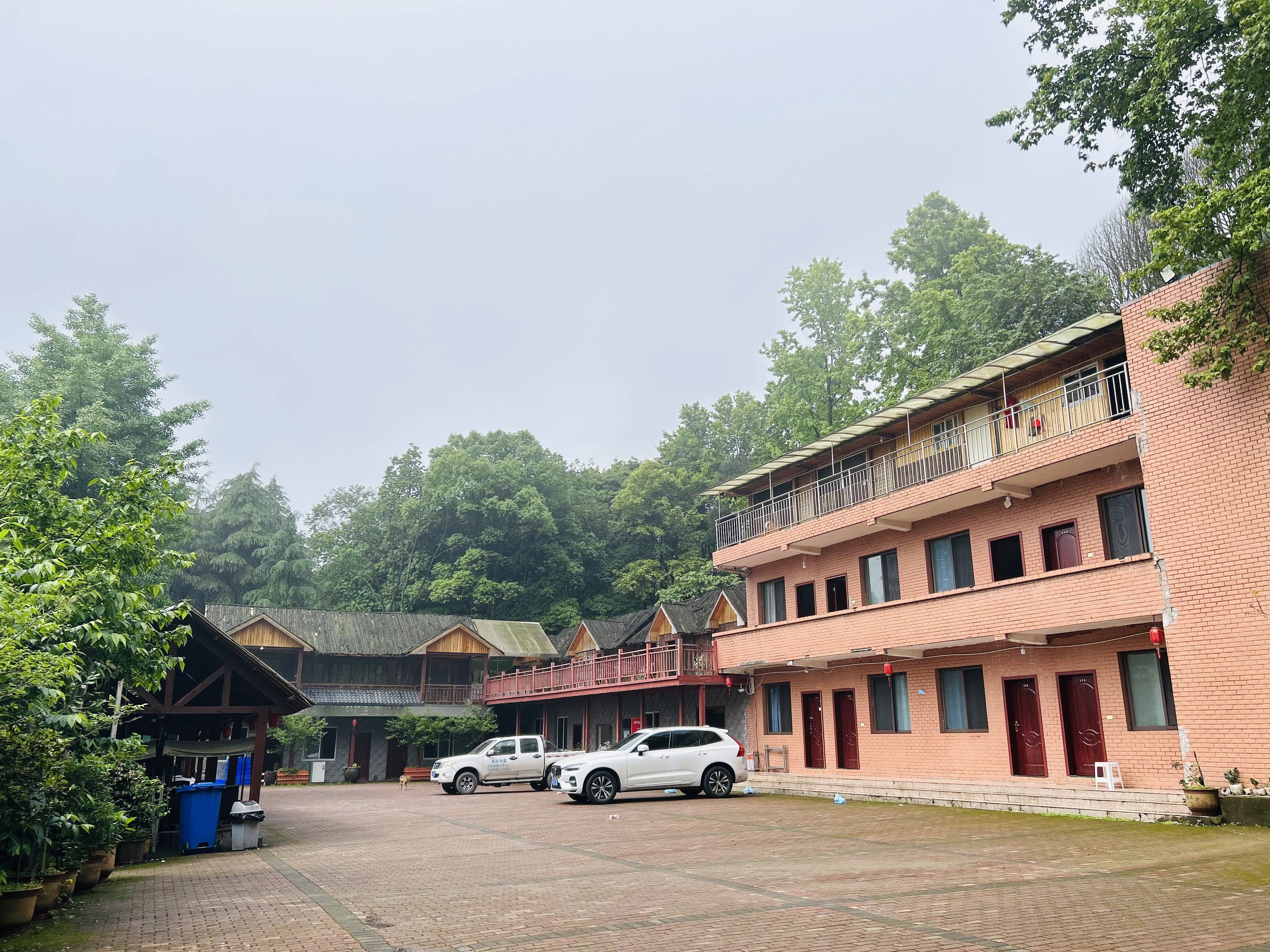 重庆铁山坪农家乐推荐住小木屋三餐一宿包唱歌机麻好耍的很