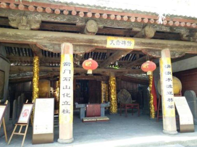 火葬场门口有一对联,上联:"早来晚来早晚都来",下联更有意思