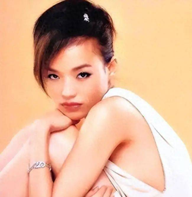 柯俊雄占舒淇便宜,逼刘德华拍戏,甩发妻娶新欢,丧尽天良的恶事信手拈