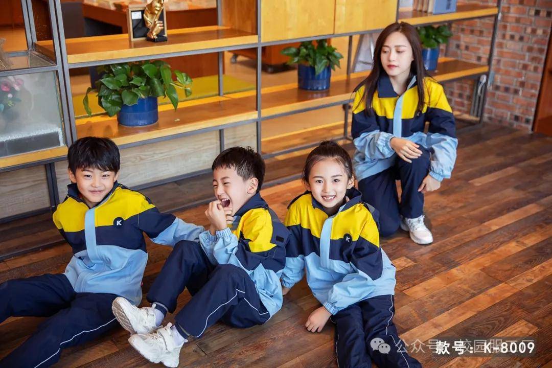 潮流风向标：蓝色冲锋衣校服的多彩搭配法