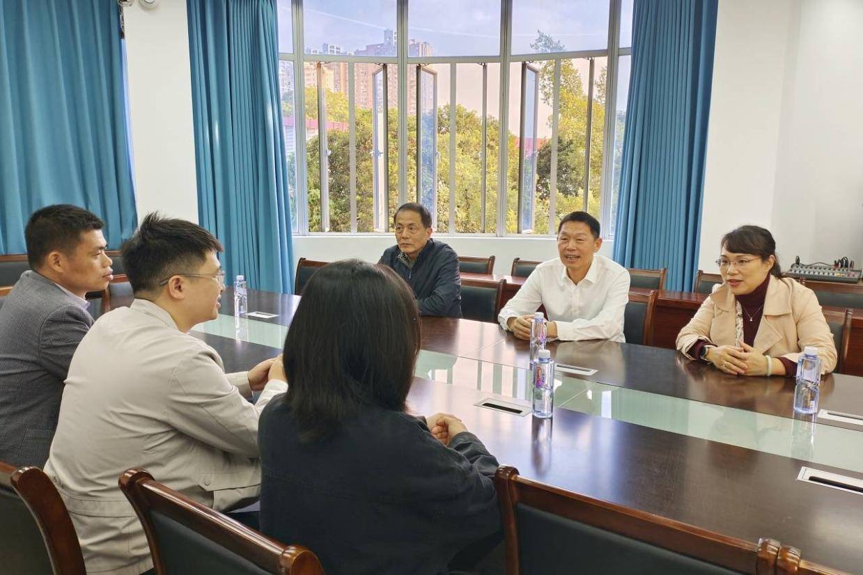 漳州市人大代表石亚明爱心资助困难生，闽南师大学子受助感恩成长