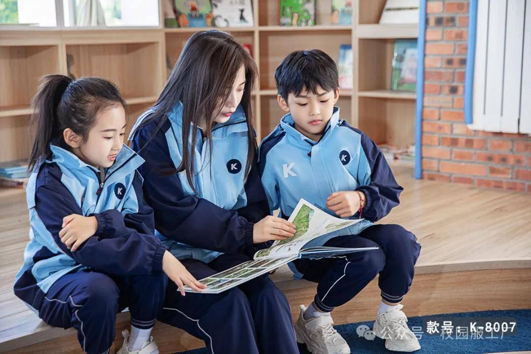 潮流风向标：蓝色冲锋衣校服的多彩搭配法