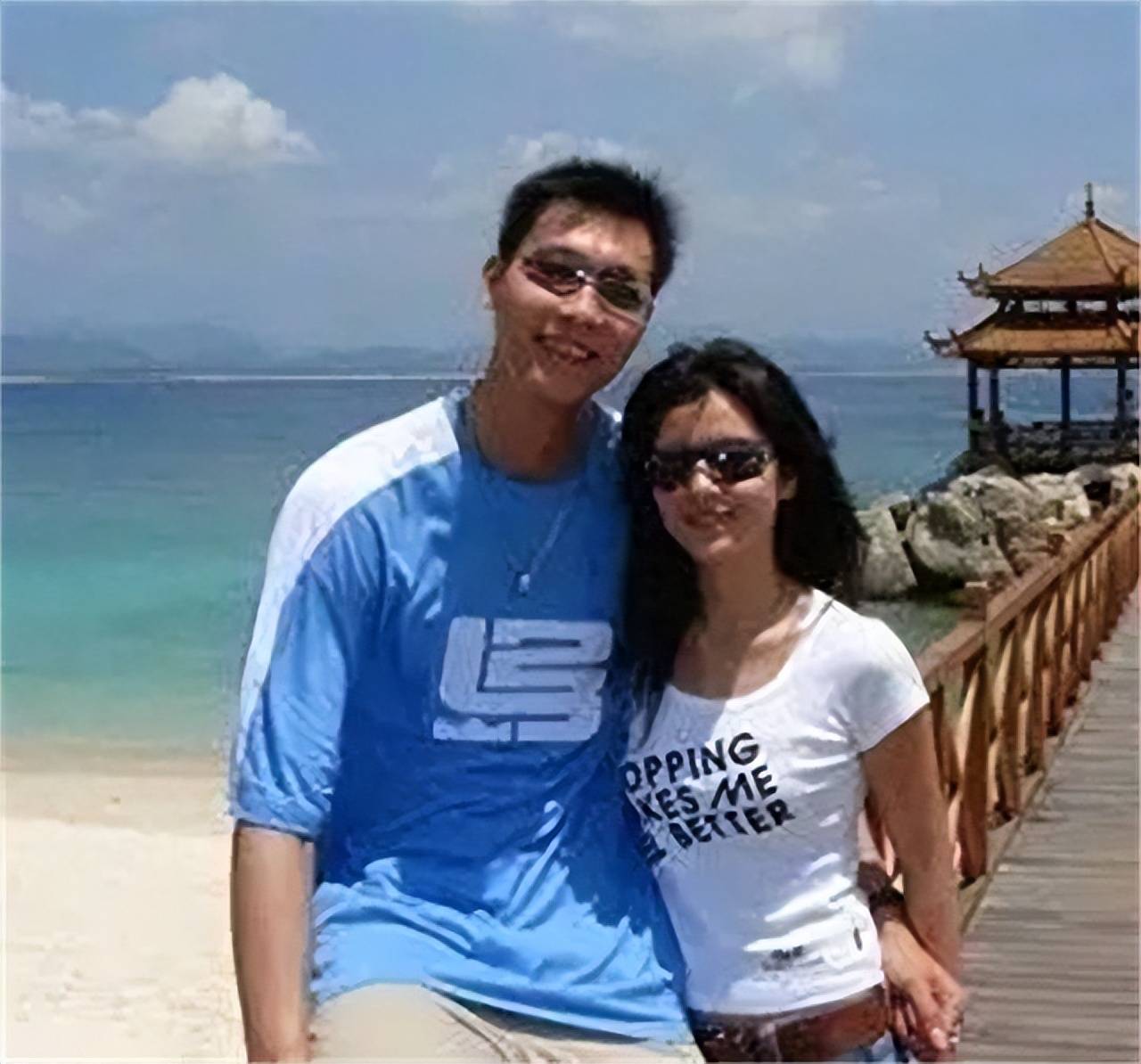 易建联:娶巴西足球宝贝荆灵,婚后连生两胎,现在妻儿都定居美国