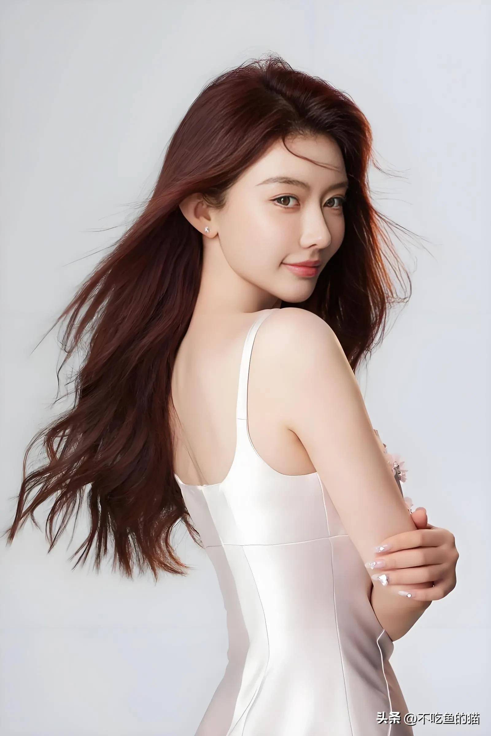 周麟嘉：肤如凝脂，饱满迷人_表演_小角色_生活