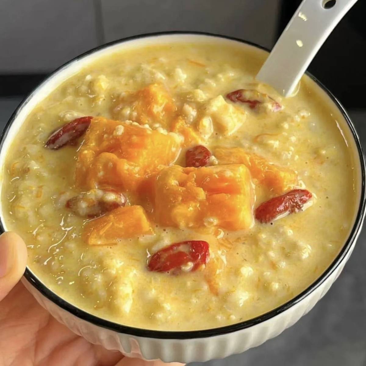 温暖晨曦:奶香南瓜燕麦粥的甜蜜早餐