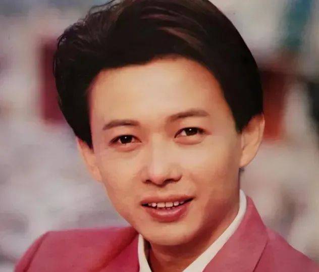 "最帅央视主持人"程前,与董卿同居6年,管生父叫"三爸",娶小20岁妻子