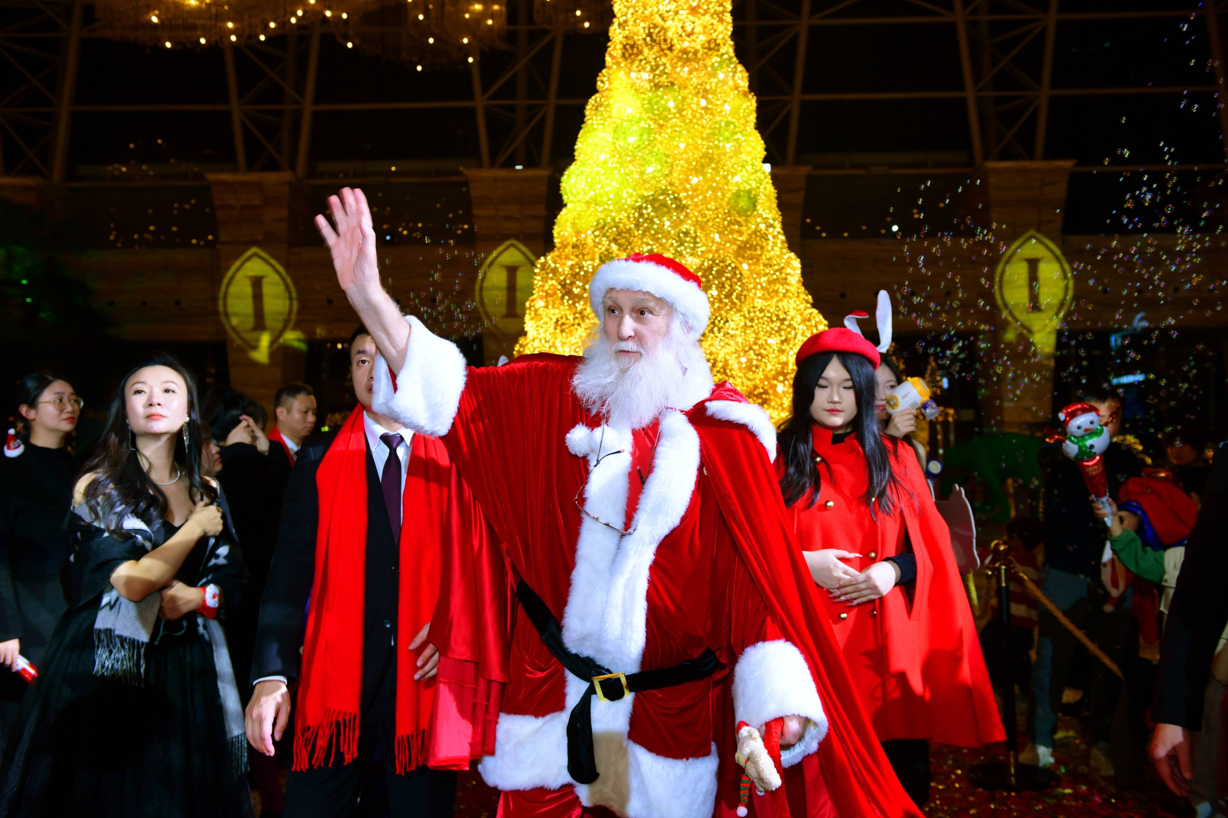 现场来宾与真正的圣诞老人亲密接触,欣赏了美丽的圣诞女郎时装秀,梦幻