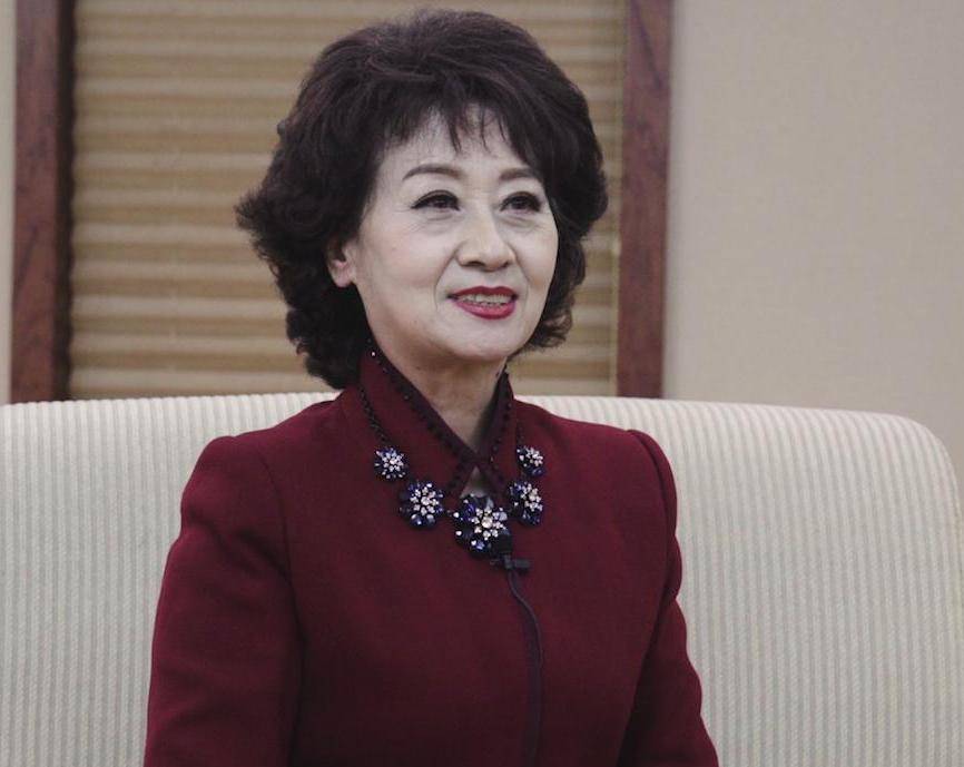 她是央视知名主播张悦,退休8年被央视返聘,如今72岁被誉为最美姥姥!_阿姨_人生_女儿