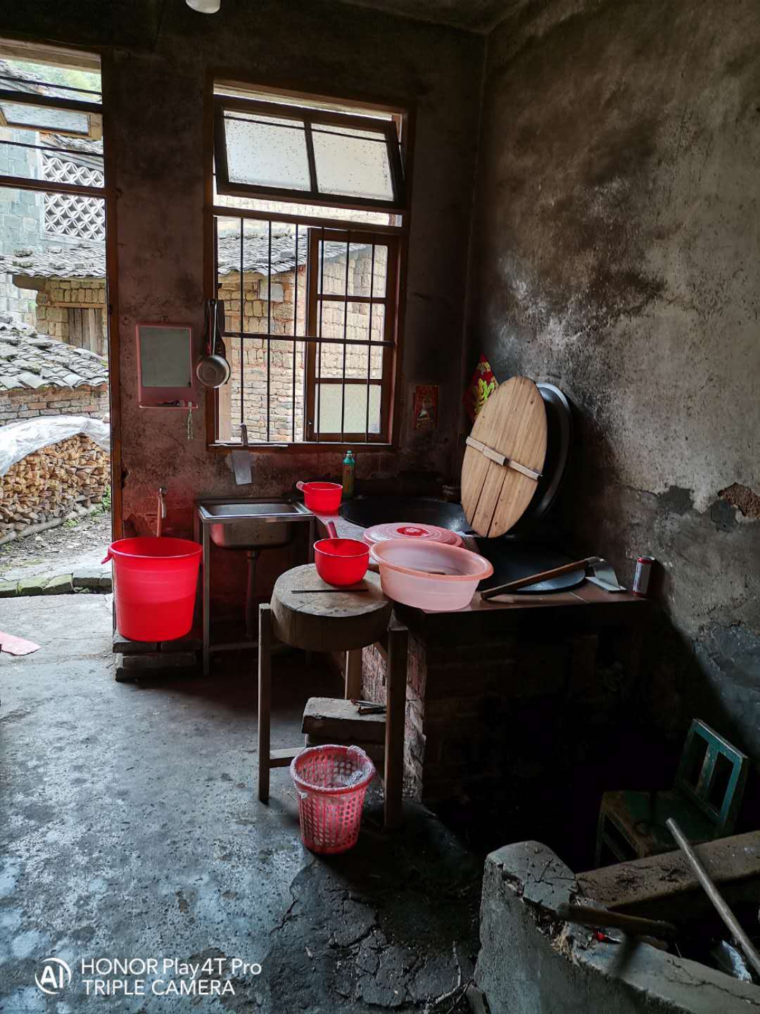 晒晒农村婆家的房子住了30年又破又烂还有比这更差的房子吗