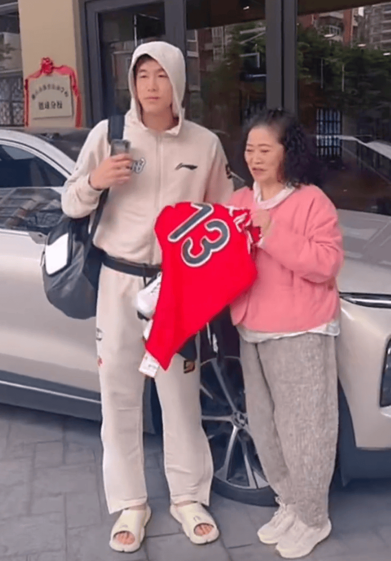 休息4轮后，郭艾伦重回训练馆，只合影不签名，回归首秀或碰强敌