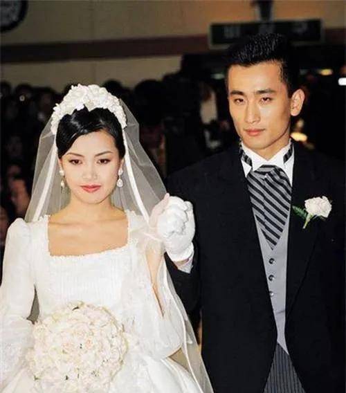 他是韩娱古早叔圈男神,与申爱罗结婚前,也曾有过一段失败婚姻.