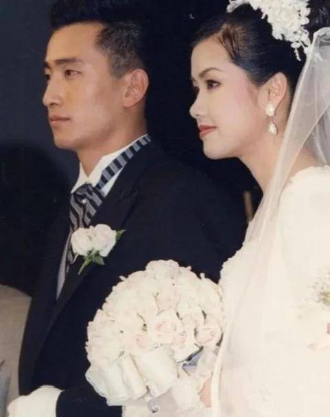 他是韩娱古早叔圈男神,与申爱罗结婚前,也曾有过一段失败婚姻.