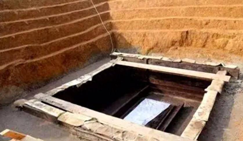 望山大墓出土凤鹿木雕座屏，考古人员用“妙”招，才将其固定下来_搜狐网