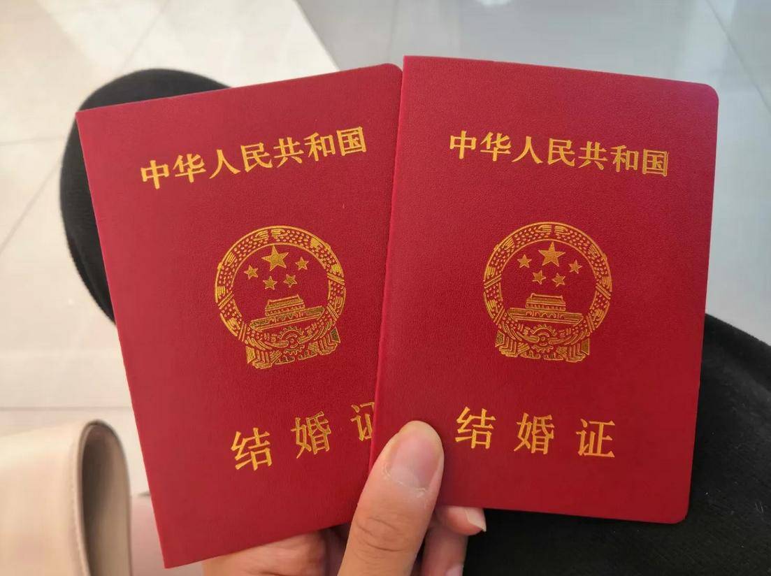 "为了给这份口头约定增加一个约束,两人在2013年7月的时候领了结婚证