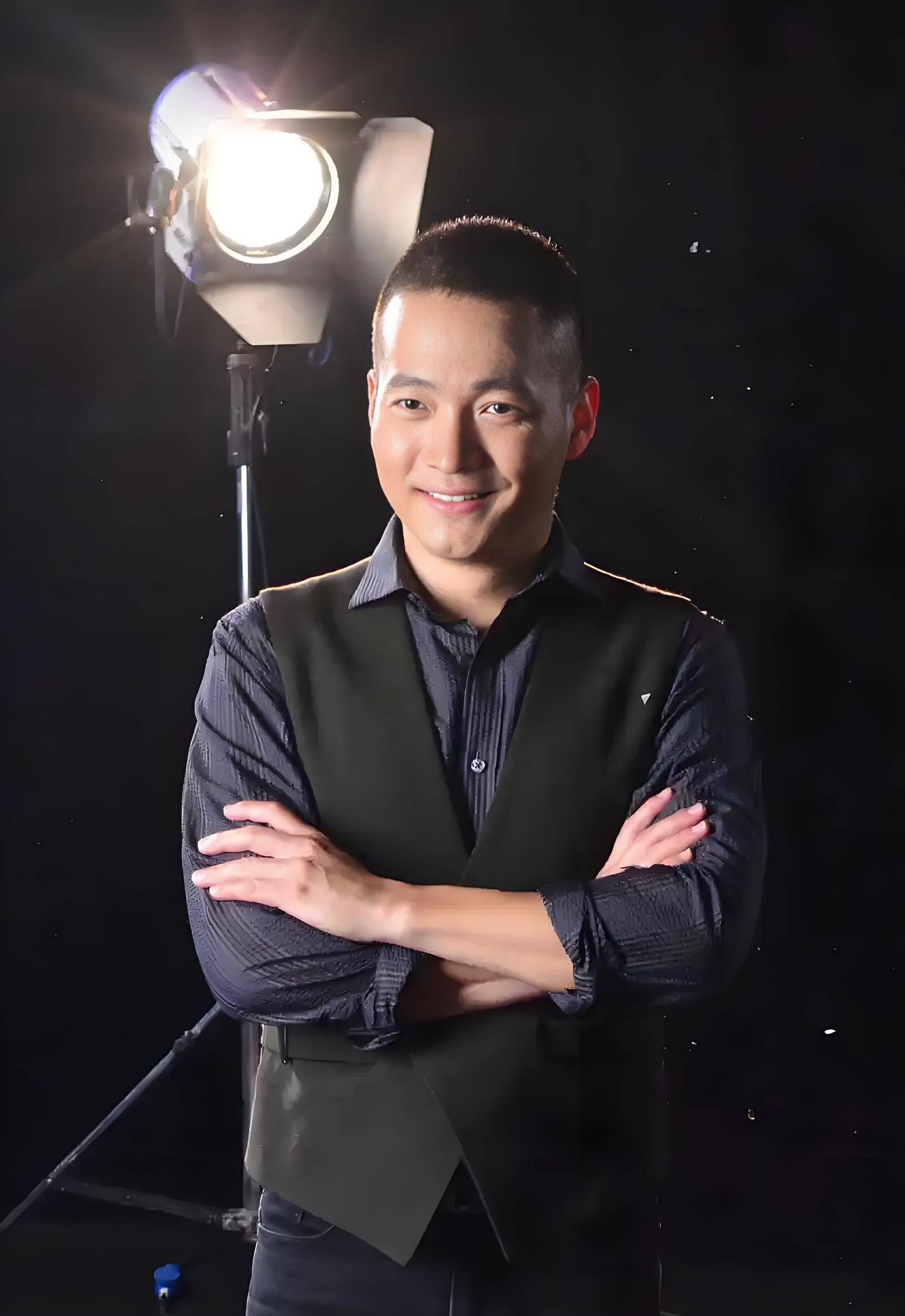 误认为是韩国演员,休学拍戏救父,妻子是著名主持人