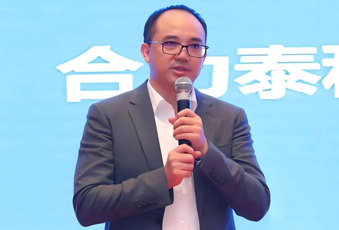 再到成为富豪,最后套现跑路,这就是合力泰公司的创始人,文开福