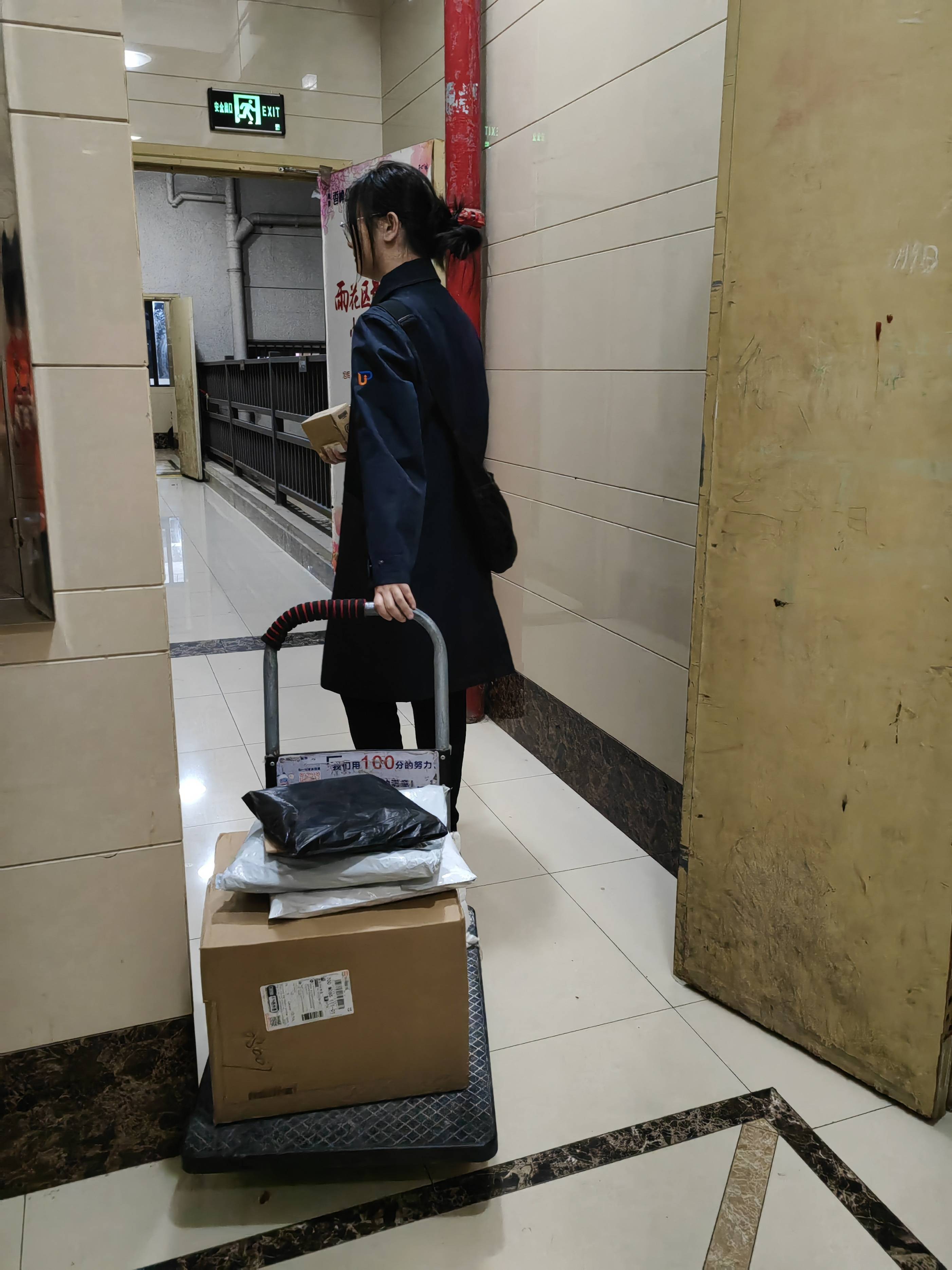 业主分身乏术 管家暖心帮取快递