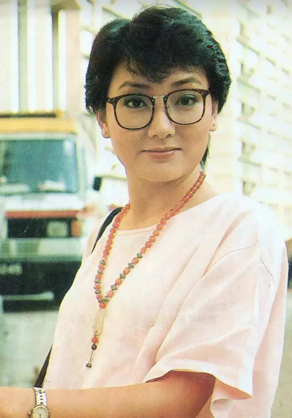 遁入空门的香港丽的电视首席花旦～马敏儿,读书不行,演戏却成名!