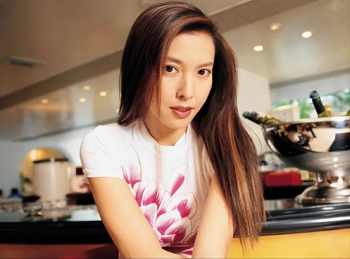 演员李婉华:35岁嫁平凡丈夫,41岁连生三胎,女儿比她还漂亮