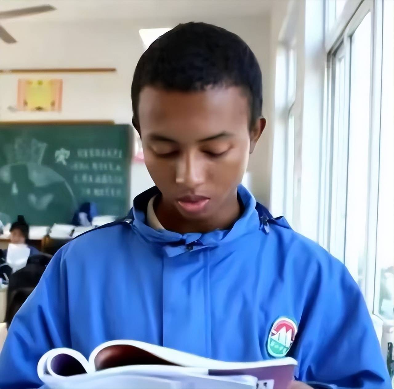 14年前,非洲黑人富商遗弃6岁儿子,被浙江奶奶收养,竟长成这样