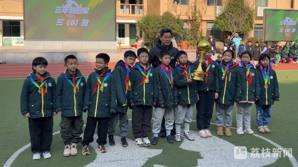 南京市长江路小学校务委员赵昌竹说:"在我们原有的各校的足球联赛和