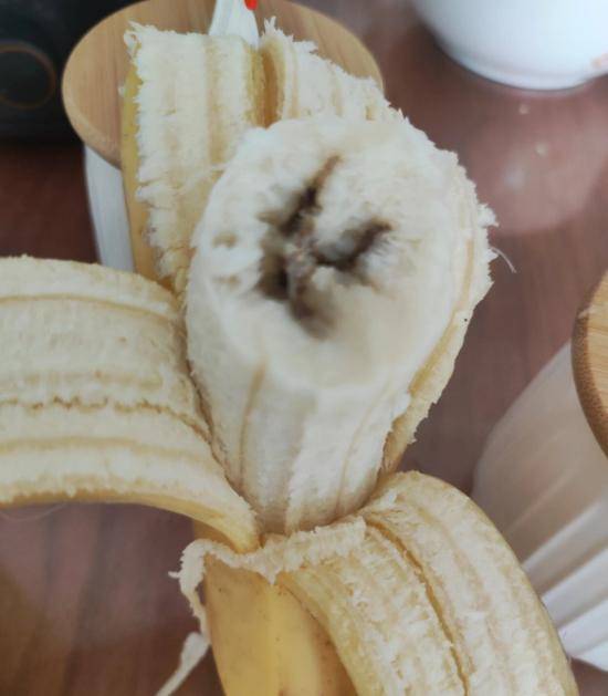 在这种情况下,如果香蕉没有异味或变质迹象,那么它仍然是安全的食用品