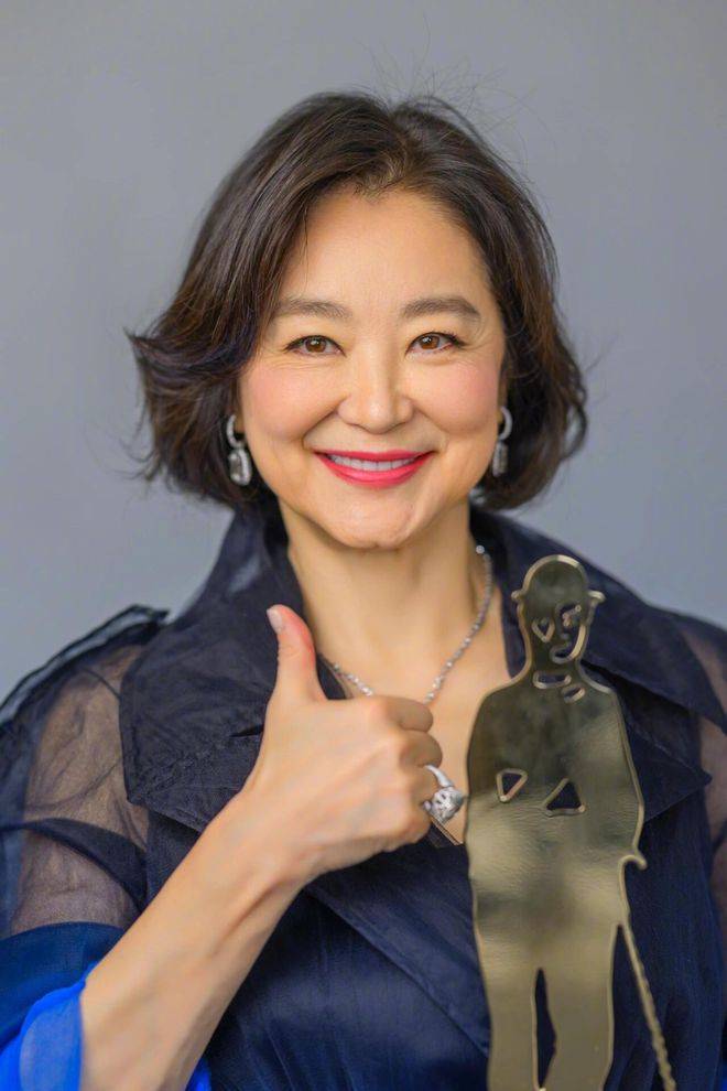 70岁林青霞近照曝光,脸上皱纹明显笑容慈祥,优雅老去才是最美的