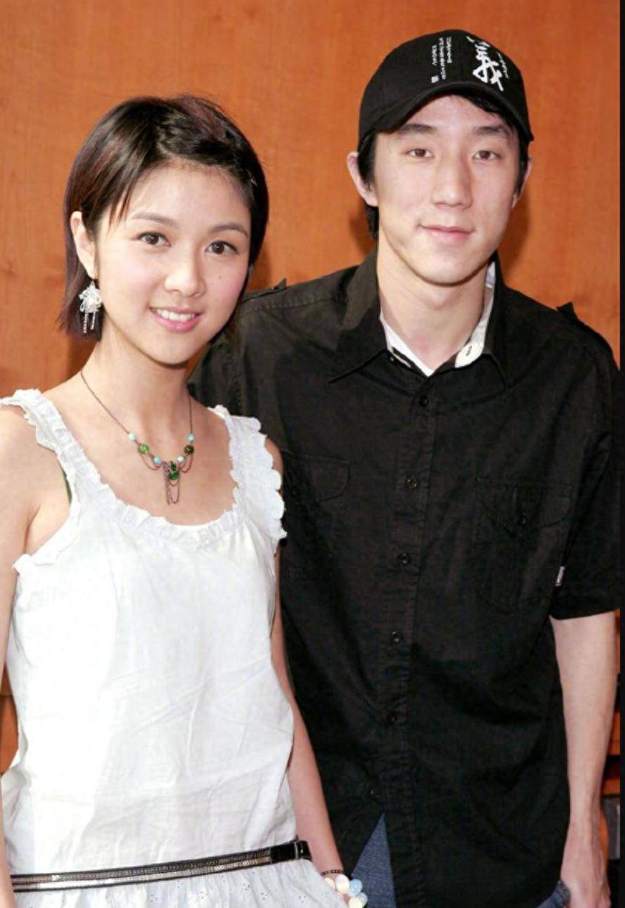 43岁薛凯琪是什么神仙状态?穿小吊带满脸胶原蛋白,嫩似23岁姑娘_自然_娃娃脸_面部