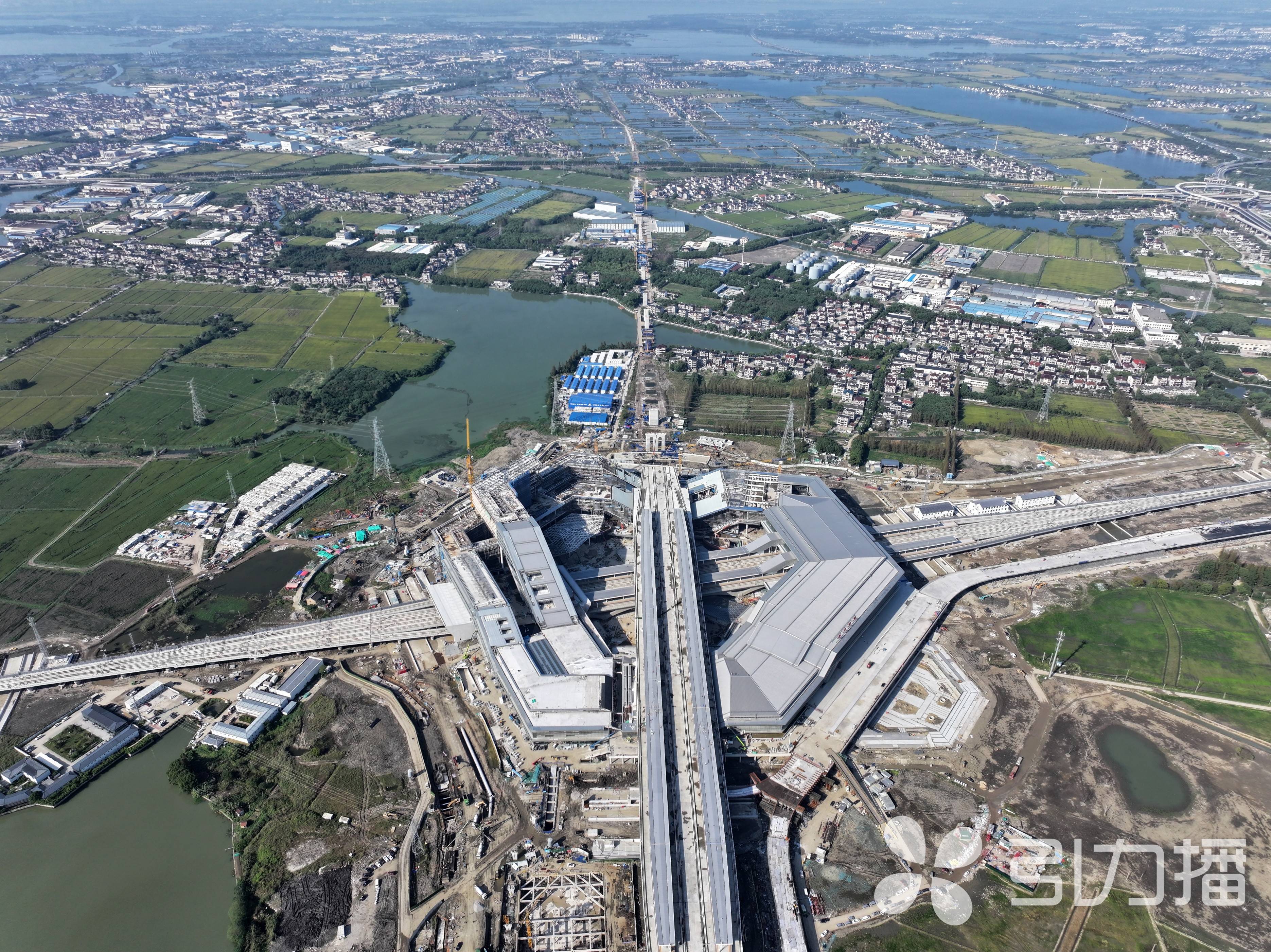 苏州南站位于苏州市吴江区汾湖高新区,即长三角生态绿色一体化发展