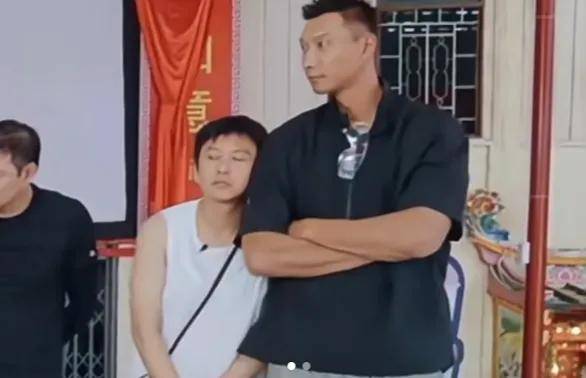 阿联洛杉矶露面_好久不见！媒体人：球迷在广东清远偶遇易建联 还收获联哥的亲签_阿联高尔夫球场偶遇网友